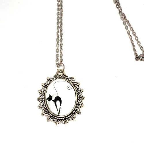 Collier argenté cabochon chat noir sur fond blanc