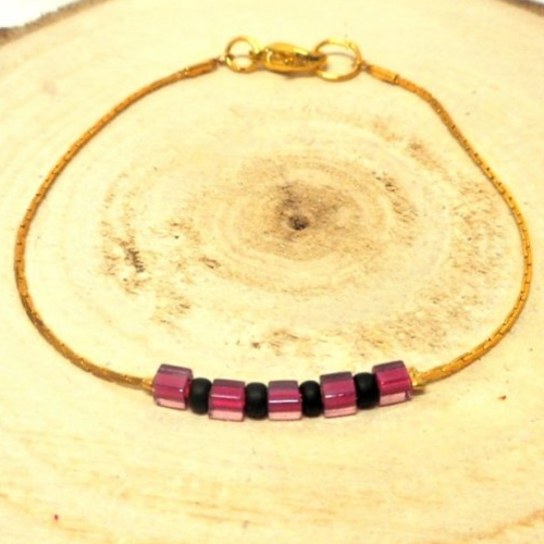 Bracelet minimaliste doré, perles carrées roses et noires par breloques et cie