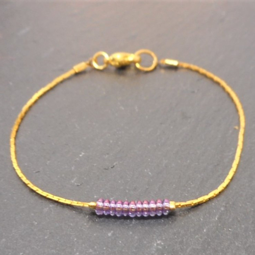 Bracelet minimaliste doré, perles demi rond violet irisé  par breloques et cie