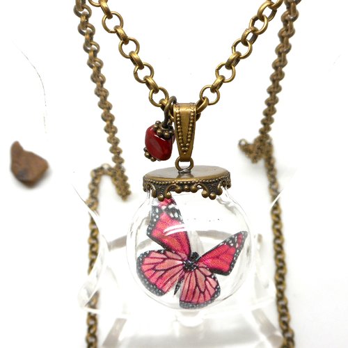 Collier sautoir globe en verre papillon rouge perle filée par breloques et cie