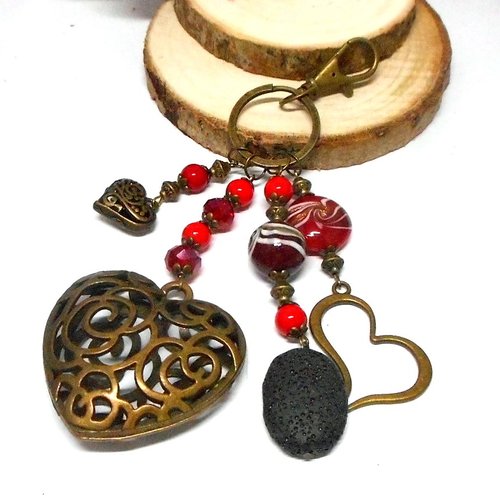 A parfumer!!! bijou de sac bronze,coeurs et perles tons rouge par breloques et cie