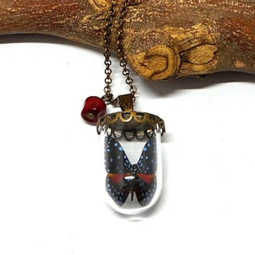 Collier sautoir globe en verre rond papillon noir, rouge et bleu, perle filée rouge par breloques et cie
