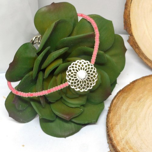 Bracelet fin argenté, estampe perle blanche et rocaille rose mat par breloques et cie