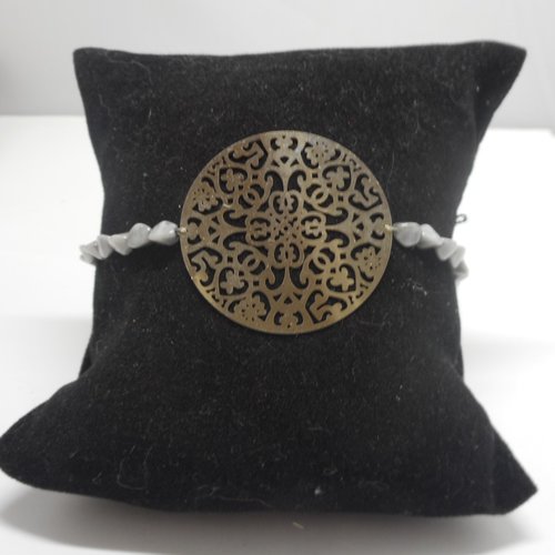Bracelet estampe fleurie argentée perles grises livraison offerte