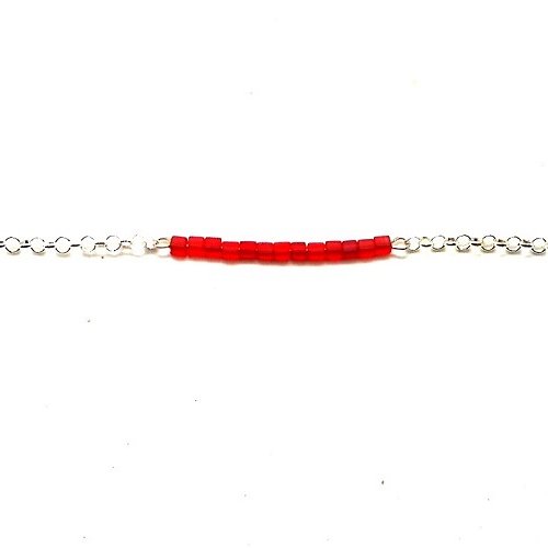Bracelet minimaliste argenté, perles carrées rouge mat