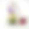 Collier sautoir globe en verre papillon violet, fleur blanche sur chaine argentée par breloques et cie