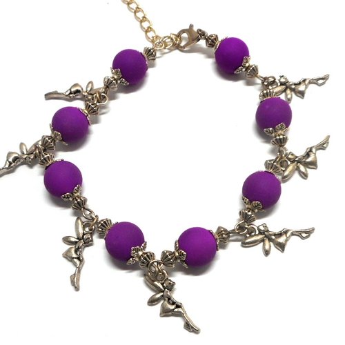Bracelet perles violettes et breloques fées argentées