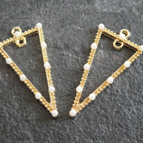 2 pendentifs géométriques triangle avec perles blanches - 36*18mm - doré / breloque triangle 2 boucles (8sbd171)