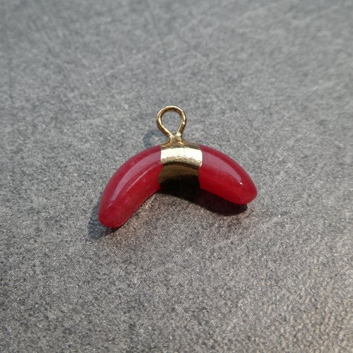 1 pendentif forme demi-lune 16*12mm en jade rouge et laiton doré, pierre gemme (uspg14)