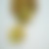2 breloques ronds irréguliers froissés 24*23mm doré et émail jaune / vert clair (kbd37)