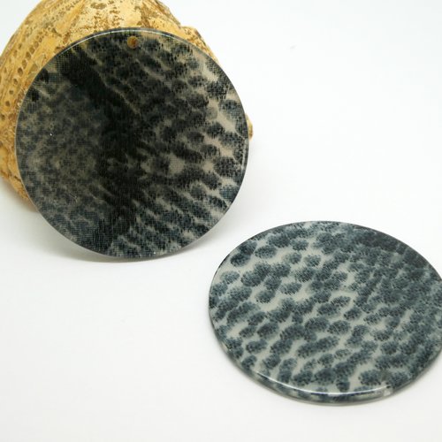 2 pendentifs ronds 35mm en acétate imprimé peau de serpent noir (kr138)