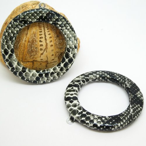 2 pendentifs ronds 36*39mm simili cuir effet peau de serpent noir (kp03)