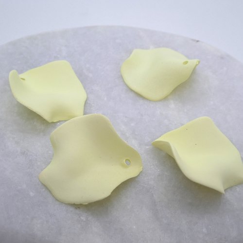 5 breloques, pendentifs pétale de fleur acrylique, 28*24mm, jaune pâle (m09)