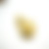 1 pendentif ethnique forme ronde ouvragé, 23*15mm, laiton or 18k et petite goutte émaillée blanc(phbd49)