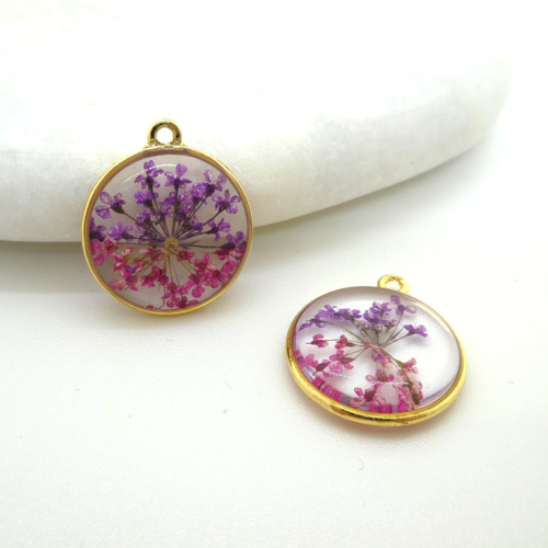 2 pendentifs ronds 18mm fleurs séchées violet et rose - alliage zinc et résine - breloque fleur pressée violet et rose (np04)