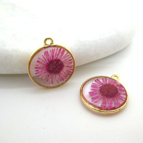 2 pendentifs ronds 18mm fleurs séchées marguerite rose et paillettes - alliage zinc et résine - breloque fleur pressée rose (np08)