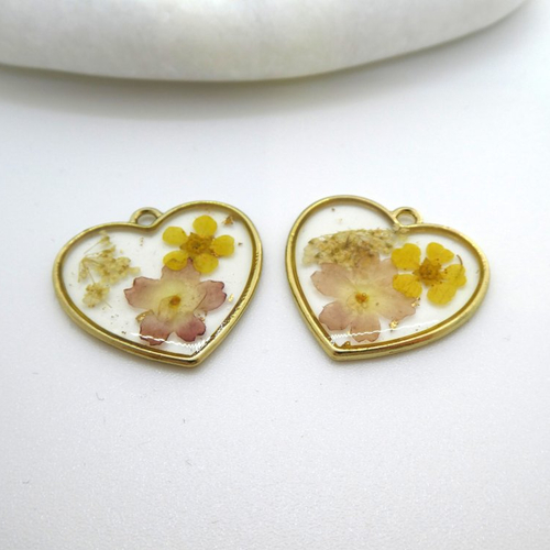 2 pendentifs coeur 24x23mm fleurs séchées jaune - breloques fleurs pressées jaune, résine (np15)