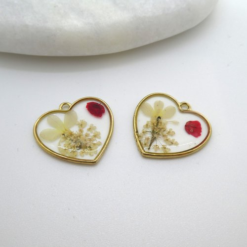 2 pendentifs coeur 24x23mm fleurs séchées rouge et écru - breloques fleurs pressées rouge, résine (np16)