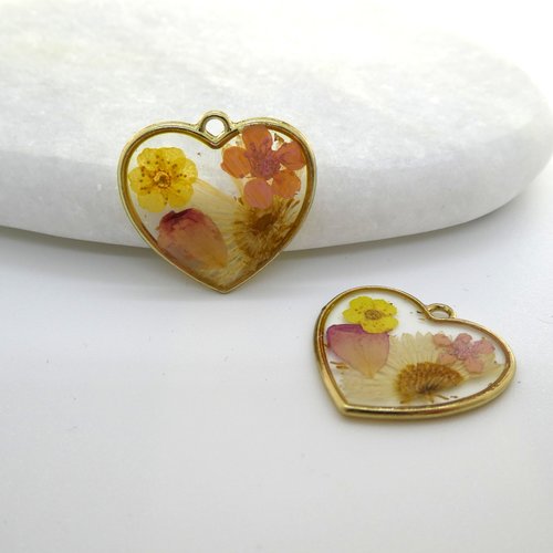 2 pendentifs coeur 24x23mm fleurs séchées jaune et rose - breloques fleurs pressées jaune, rose résine (np17)