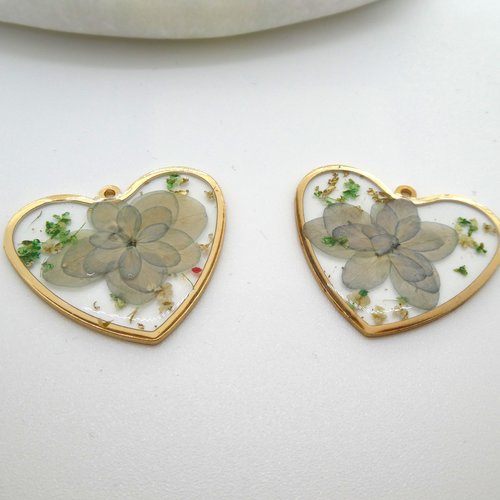 2 pendentifs coeur 32x27mm fleurs séchées vert et feuille d'or - breloque coeur fleur pressée (np20)