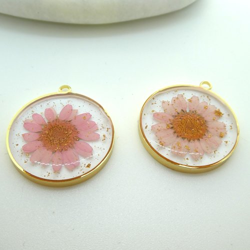 1 pendentif rond 30mm fleurs séchées marguerite rose et feuille d'or - fleurs pressées rose, breloque (np28)