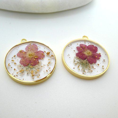 1 pendentif rond 30mm fleurs séchées prune et feuille d'or - fleurs pressées prune, breloque (np29)
