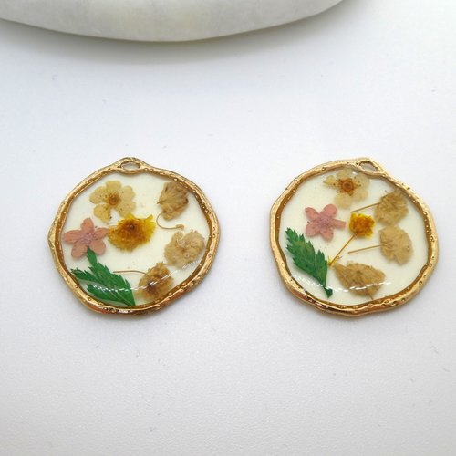 2 pendentifs ronds irréguliers  fleurs séchées jaune, vert, rose - 34x30mm (np34)