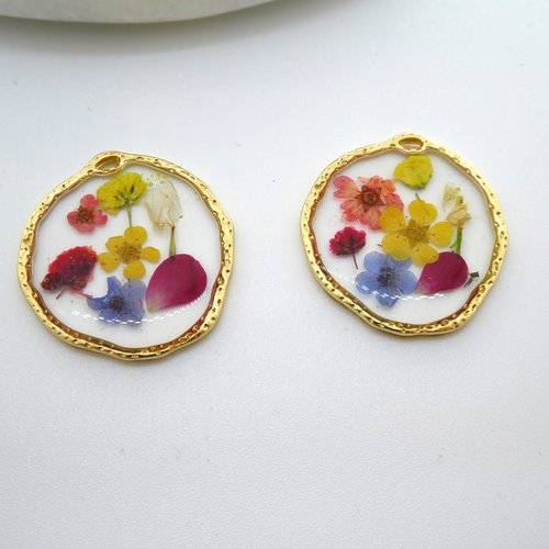 2 pendentifs ronds irréguliers  fleurs séchées bleu, jaune, rose fuchsia - 34x30mm (np35)