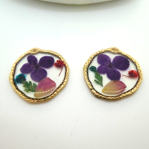 2 pendentifs ronds irréguliers  fleurs séchées violet, rouge - 34x30mm (np36)