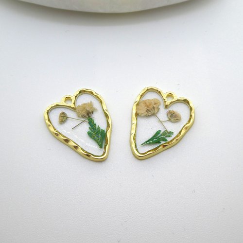 2 pendentifs coeur irrégulier 26x19mm, fleurs séchées beige, vert et paillettes (np38)