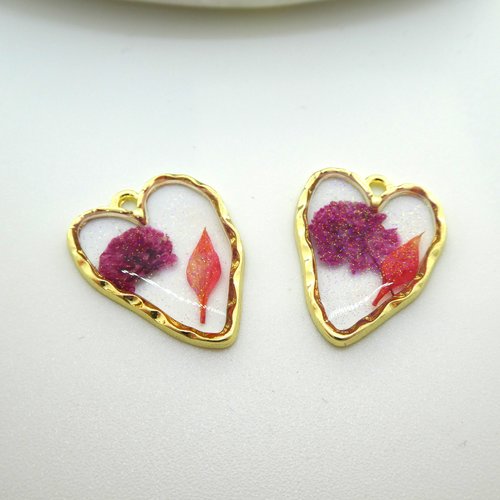2 pendentifs coeur irrégulier 26x19mm, fleurs séchées rose fuchsia et paillettes (np39)