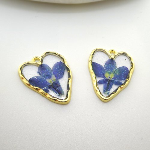 2 pendentifs coeur irrégulier 26x19mm, fleurs séchées bleu et paillettes (np40)