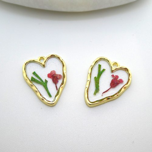 2 pendentifs coeur irrégulier 26x19mm, fleurs séchées rouge, vert et paillettes (np41)