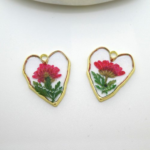 2 pendentifs coeur irrégulier 32x26mm, fleurs séchées rouge et paillettes (np42)
