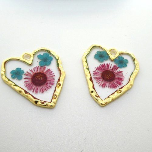 1 pendentif coeur irrégulier 36x30mm, fleurs séchées turquoise et rose (np43)