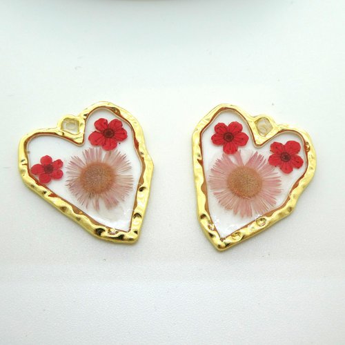 1 pendentif coeur irrégulier 36x30mm, fleurs séchées rouge et rose (np44)