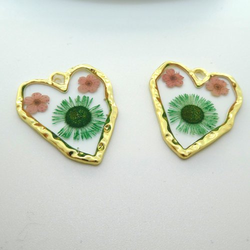 1 pendentif coeur irrégulier 36x30mm, fleurs séchées vert et rose (np45)