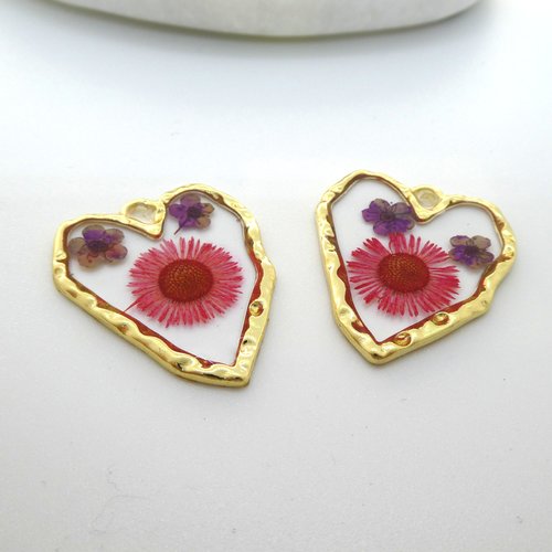 1 pendentif coeur irrégulier 36x30mm, fleurs séchées rouge et violet (np46)