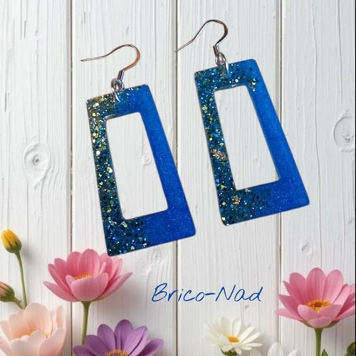 Boucles d’oreilles géométriques en résine – bleu scintillant