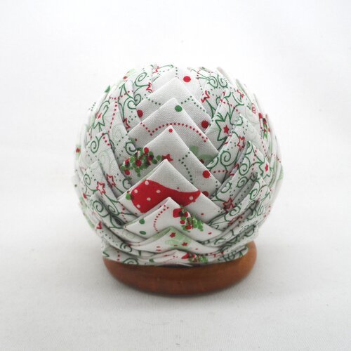 N° 52 boule artichaut  en tissu blanc rouge  et vert  décoration de noël i