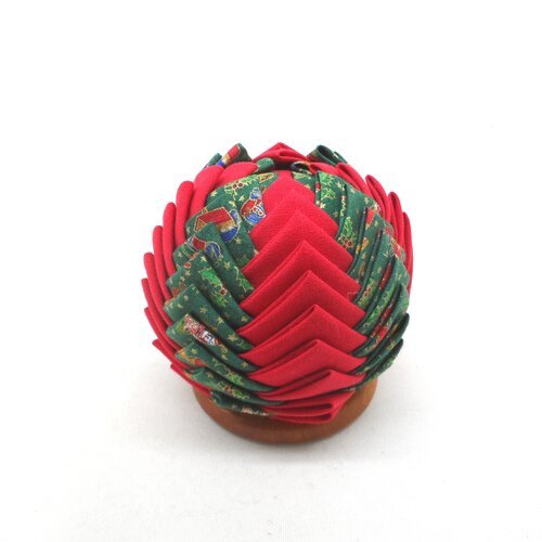 N° 52 boule artichaut  en tissu rouge vert  et doré  décoration de noël g