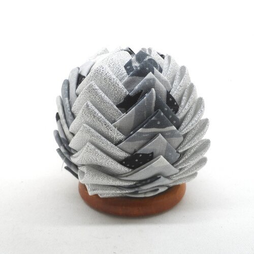 N° 52 boule artichaut  en tissu noir  gris et argenté   décoration de noël f
