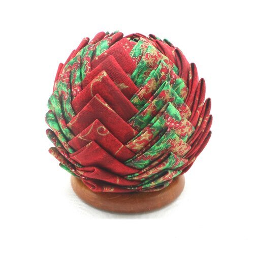 N° 52 boule artichaut  en tissu rouge vert  et doré  décoration de noël  d