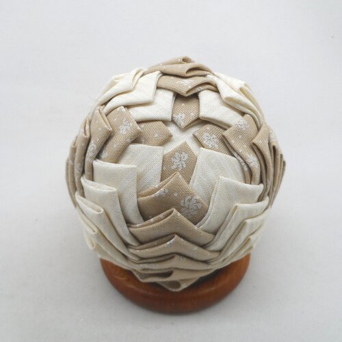 N° 52 boule artichaut  en tissu écru beige et blanc  décoration de noël c