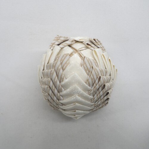 N° 52 boule artichaut  en tissu écru beige et blanc  décoration de noël  a