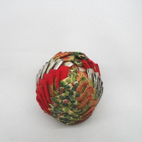 N° 52 boule artichaut  en tissu r rouge vert  et doré  décoration de noël