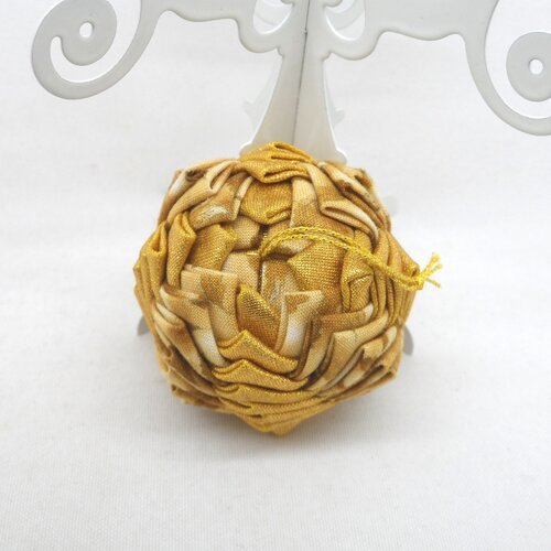 N° 53 boule artichaut en tissu doré  et ocre à motif or n°9 à accrocher dans le sapin