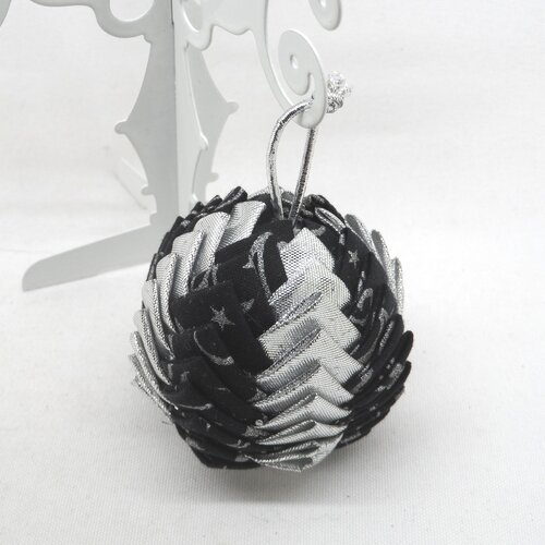 N° 53 boule artichaut  en tissu d noir motif argenté   et argenté   décoration de noël d