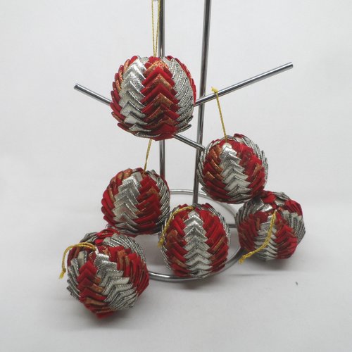 N° 53 lot de 6 boules artichaut en tissu  c rouge à motifs dorés  et  brillant a accrocher dans le sapin c