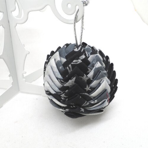 N° 53 boule artichaut  en tissu noir motif argenté   et gris motif argenté n°6 a   décoration de noël